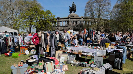 Tausende strömten zum Flohmarkt am Deutschen Eck und über allem thronte der Kaiser.