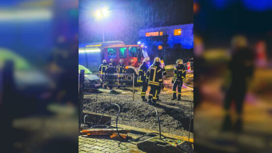 Feuerwehreinsatz an der Hahnenbacher Baustelle: Der Bereich wurde großräumig abgesperrt, die Leitung stromlos geschaltet.