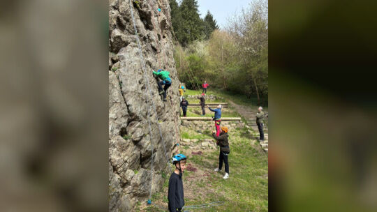 Beim Ferienprogramm an der Schwarzen Wand in Kallenfels ging es für zehn Kinder gesichert hoch hinaus.