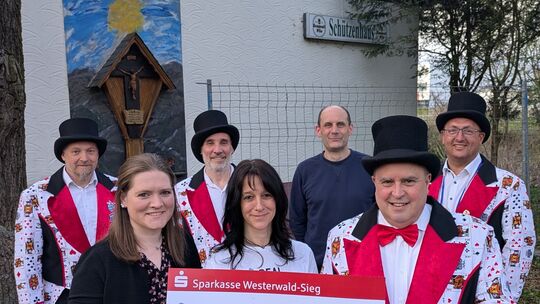 Freuen sich über die große Spende: (hintere Reihe, von links): Michael Neuhaus, Steve Heß, Tobias Teumer und Marco Pecere, (vord