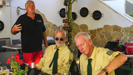 Dietmar Johann (hinten links), Tatort Falkenlay, hier auf Mallorca in einem Speiselokal in Colonia St. Jordi beim Dreh mit den b