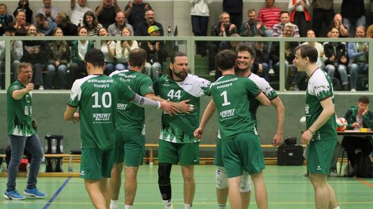 Der Erleichterung über zwei gewonnene Sätze, die das Minimalziel der Westerwald Volleys im letzten Saisonspiel gegen den TV Bühl