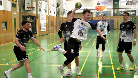 Die Reserve des HV Vallendar (hier Ole Fischer im weißen Trikot am Ball und Sven Schleier im Hintergrund im Spiel gegen Koblenz)