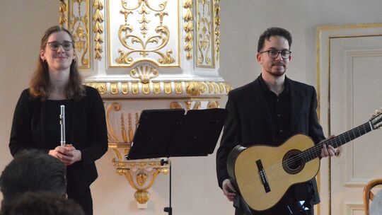 Elena La-Deur an der Flöte und Gitarrist Noel Shutina begeistern in Diez mit ihrer Musik.