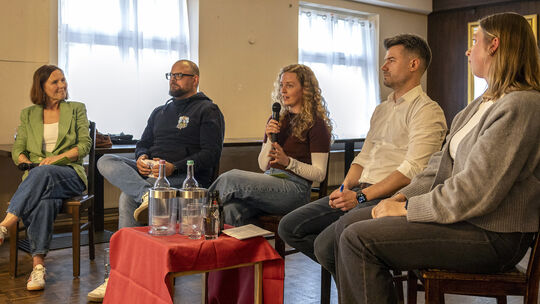 Dorothee Alley moderierte die Runde, während Sascha Jahn, Leonie Bürger, Stefan Leukel und Luisa Hohlhas gemeinsam über das Them
