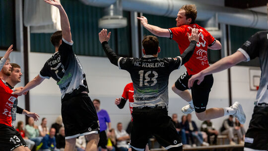 Die Handballer des TV Welling um Moritz Eis (im roten Trikot beim Sprungwurf) haben gegen Vizemeister HC Koblenz stark gespielt,