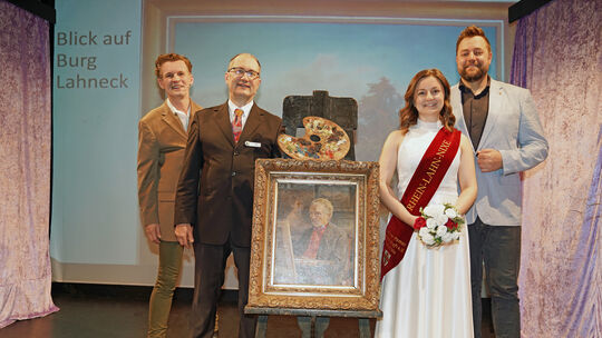 Von links: Jörg Altenrath, Bernd Geil, Rhein-Lahn-Nixe Kristina I., OB Lennart Siefert vor einem Portrait Astudins (gemalt von O