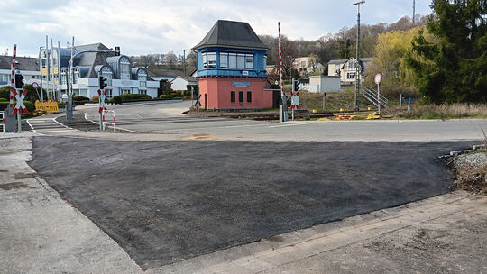 Für den Auftrag von einigen Kubikmetern Asphalt und dem Versetzen von Randsteinen hinter dem Stellwerk blieb der Bahnübergang in