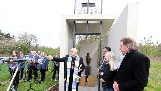 Der Aachener Bischof und gebürtige Heimbach-Weiser Helmut Dieser, segnet das neue Kapellchen.