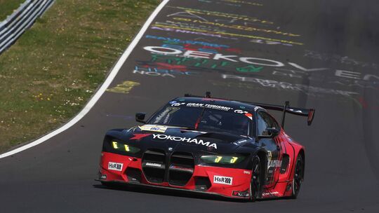 Nutznießer der erneuten Mercedes Disqualifikation: Der BMW M4 GT3 EVO von Schubert Motorsport mit den Fahrern Marco Wittmann, Ph