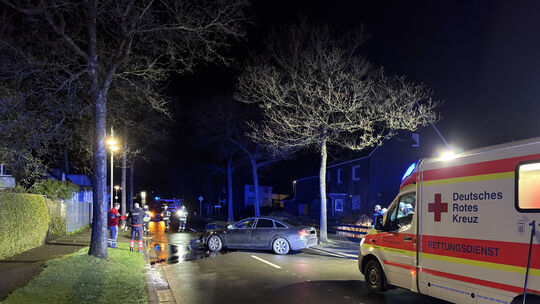 Eine schwer verletzte Frau musste in der Nacht auf Sonntag ins Krankenhaus gebracht werden. In Rennerod ist sie mit ihrem Auto a