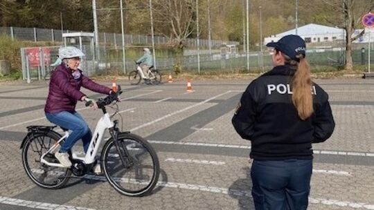 Langsam, konzentriert, mit beiden Händen fest am Lenker: Auf dem Schützenplatz in Mayen absolvieren Senioren einen Sicherheitsku Langsam, konzentriert, mit beiden Händen fest am Lenker: Auf dem Schützenplatz in Mayen absolvieren Senioren einen Sicherheitsku