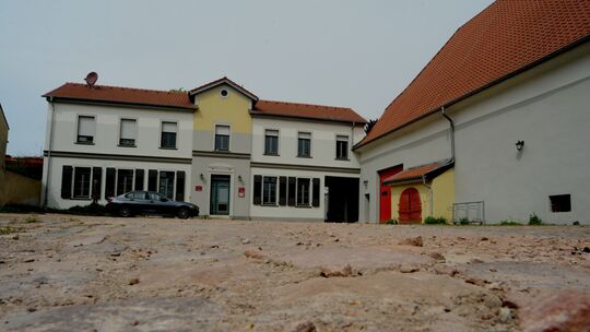 Die Gewobau will als Eigentümer den Rathausvorplatz in Planig neu gestalten. Nun kommunizierte der Verein "Mein schönes Planig"