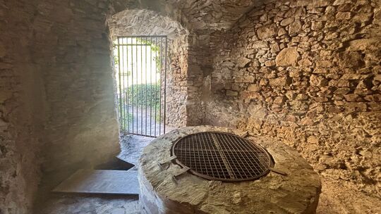 Der Brunnenturm des Rheingrafenstein-Burgrelikts ist aktuell zugesperrt.