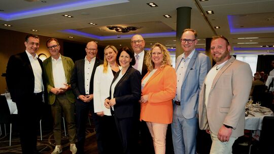 Zum 75. Firmenjubiläum der Bauunternehmung Iselborn gratulierten Peter Iselborn (4. von rechts) und Tochter Julia (4. von links)