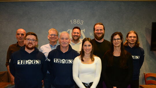 Nach zwölf Jahren stand beim TUS Hackenheim 1863 ein Führungswechsel an. Moris Knoche (3. von links) verzichtete auf eine erneu