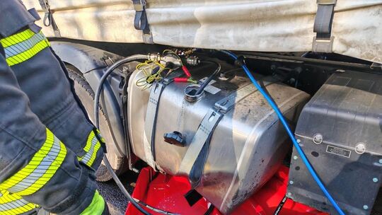 Am Mittwochnachmittag, 8. April, reißt der Tank eines Lastwagens auf, als er über einen Kanalschacht am rechten Fahrbahnrand fäh