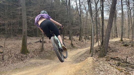 Insbesondere die jungen Biker wollen auf den Mountainbike-Trails möglichst hoch hinaus. Das ermöglicht nun der Jumping Jack-Trai