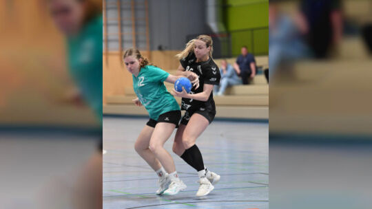 Louisa Bottlender (rechts) und ihre HSG Hunsrück II gewannen ihr letztes Auswärtsspiel beim TV Bad Ems, der auf den letzten Tabe