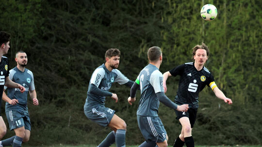 Die Grafschafter SG um Kapitän Vinzenz Schneider (rechts) setzte sich mit 2:0 bei Tabellenführer DJK Kruft/Kretz durch und macht