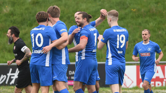 Riesenjubel: Die SG Eintracht Bad Kreuznach gewann das Kellerduell gegen den SV Steinwenden mit 6:1. Mittendrin: der dreifache T