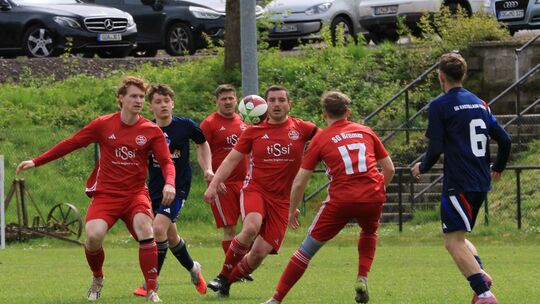 Die SG Bremm II (in Rot) wehrte alle Angriffe des Tabellendritten Kastellaun/Uhler ab und gewann überraschend mit 2:1. Damit hat