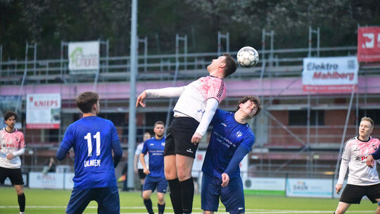 Lukas Minwegen war auch in der Luft eine Nummer zu groß für den SV Ulmen (in Blau): Der Stürmer des Tabellenführers Ahrtal Hönni
