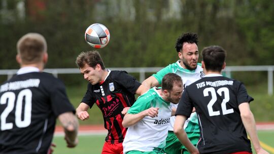 Paul Reichelt (hier im Kopfballduell mit Betzdorfs Sven Heidrich und Ömer Hikmet Aydin) verkürzte in der 70. Minute für Montabau