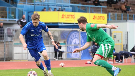 Mangelden Einsatz konnte man dem zur Pause eingewechselten Dennis Arnst (blaues Trikot) und seinem FC Cosmos Koblenz nicht vorwe