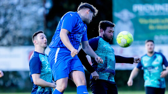 Der FC Emmelshausen-Karbach III um Emil Müller (in Blau) musste sich in Leiningen dem SSV Buchholz mit 2:3 geschlagen geben. In