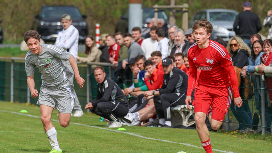 „Für meine Nerven war das nichts", sagte Hundsangens Trainer Thomas Schäfer (im Hintergund) nach dem Sieg seiner SG (rechts Elia