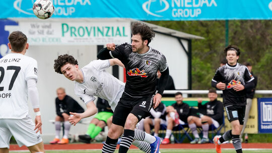 In Schieflage waren Vin Kill (in Weiß) und der VfB Linz eine gute halbe Stunde lang gegen Mendig um Pascal Zimmer (Nummer 8), de