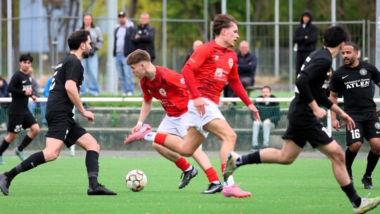In welche Richtung geht es denn jetzt? In der Tabelle der Kreisliga A 4 für die Reserve von Rot-Weiss Koblenz (rote Trikots) nac