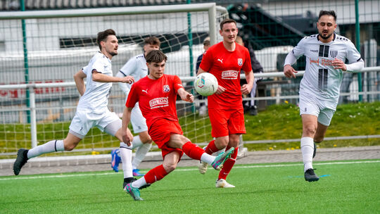 Auf dem Kunstrasen in Vettelschoß bestritt der FV Rheinbrohl (weiße Trikots) sein Heimspiel gegen die SG DJK Neustadt-Fernthal.