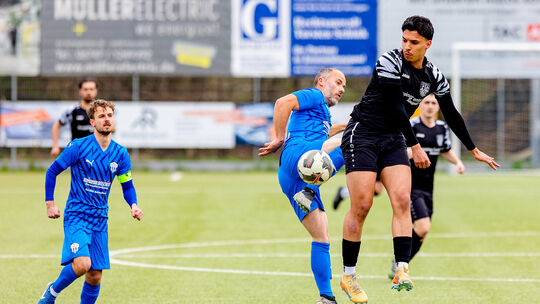 Der FC Emmelshausen-Karbach II (in Blau, von links mit Tim Kasper und Anton Radic) fügte dem TuS Mayen um Walid Hanioui erst die