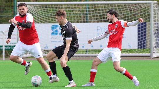 Die Spieler der Kickers Westerwald (rote Trikots) gaben alles, hatten letztlich aber das Nachsehen gegen die SG Ellingen II, die