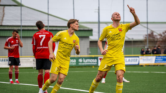Wichtiges 2:0 für Kirchberg: Tim Müller (vorne) und Jannik Rode bejubeln das 2:0 für den TuS kurz vor der Pause. Nach 90 Minuten