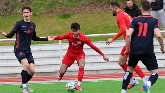 Untermosels Jannis Schneider (links) ruft den Schiri um Hilfe, während Anadolus Besnik Mamuti (am Ball) an ihm vorbeizieht. Die