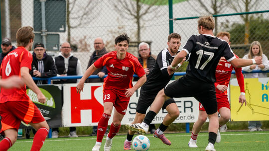 Die Teams der SG St. Katharinen/Vettelschoß (rote Trikots) und der SG Herschbach/Girkenroth/Salz lieferten sich einige rassige Z