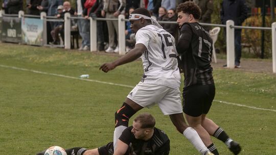 Bodenkontakt: Der Weinsheimer Luca Redschlag spielt den Ball in ungewöhnlicher Position. Der Fürfelder Gabriel Daniel (weißes Tr