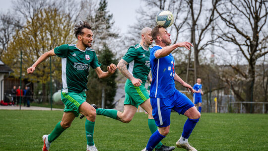 Wichtiger Sieg für die SG Ober Kostenz/Kappel/Unzenberg/Sargenroth (in Blau, mit 2:0-Torschütze Tim Bottlender): Ober Kostenz sc