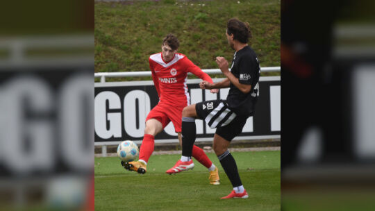 Als Flankengeber der Initiator des Hüffelsheimer Siegtreffers: Tim Krafft (rotes Trikot).