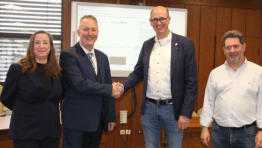 Mark Geimer (2. von links) gewinnt die Wahl. Tajana Fenselau, (links) Jan Ermtraud (2. von rechts) und Büroleiter Michael Remus