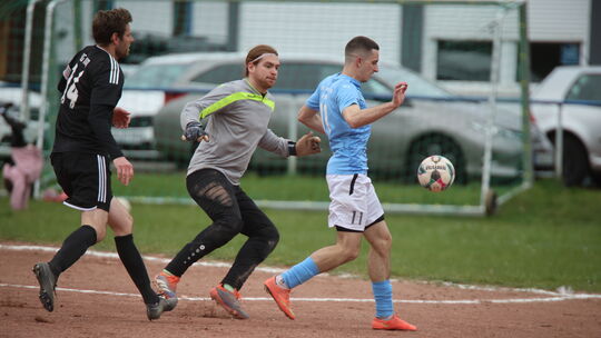 Blau-Weiss-Akteur Davyd Sielin versucht, sich gegen Merxheims Torwart Daniel Hahn sowie Kapitän Fabian Kilp zu behaupten. Am End