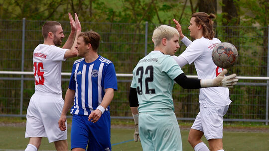 Die Spieler des TSV Hargesheim (weiße Trikots) jubelten gegen Bavaria Ebernburg regelmäßig. FCB-Torwart Tim Veit musste 14-mal h