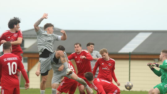 Es war gut was los vor dem Tor von Laubachs Keeper Jonas Landen (in Grün). Der musste am Ende dreimal hinter sich greifen, Ahrwe
