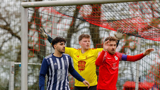 Buhlenbergs Kapitän Radoslav Mehrwald und Torwart Marc Roth sowie Fischbachs Elias Fuhr warten auf einen Eckball der "Eulen". Di