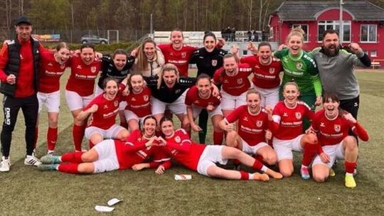 Jubel beim SV Holzbach nach dem 2:0-Sieg im Rheinlandliga-Spitzenspiel bei der FSG Serrig.