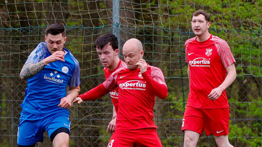 Der VfL Sponheim (rote Trikots) verkaufte sich klasse gegen die SG Disibodenberg, konnte die 2:4-Niederlage aber nicht verhinder