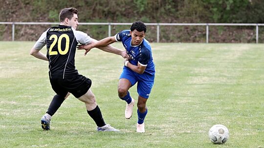 Dreh- und Angelpunkt im Spiel der Sportfreunde: Höhr-Grenzhausens Jaider Cardona Chicaiza, der sich hier gegen Ahrbachs Jan Chri